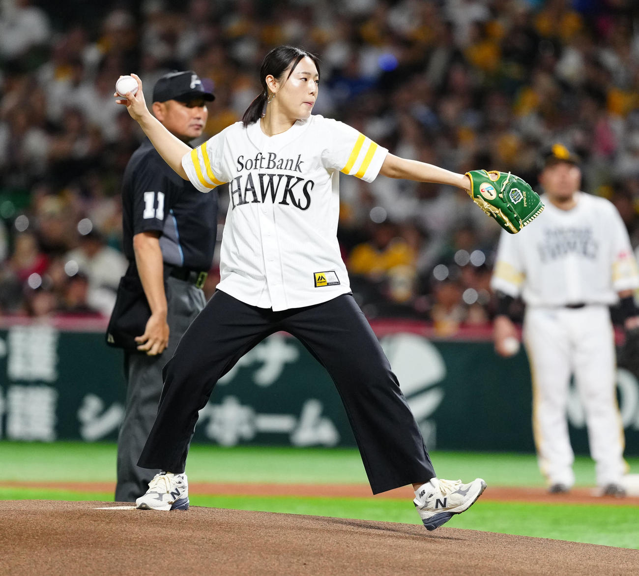ソフトバンク対DeNA　試合前、始球式に臨むフェンシング女子の福島（撮影・江口和貴）