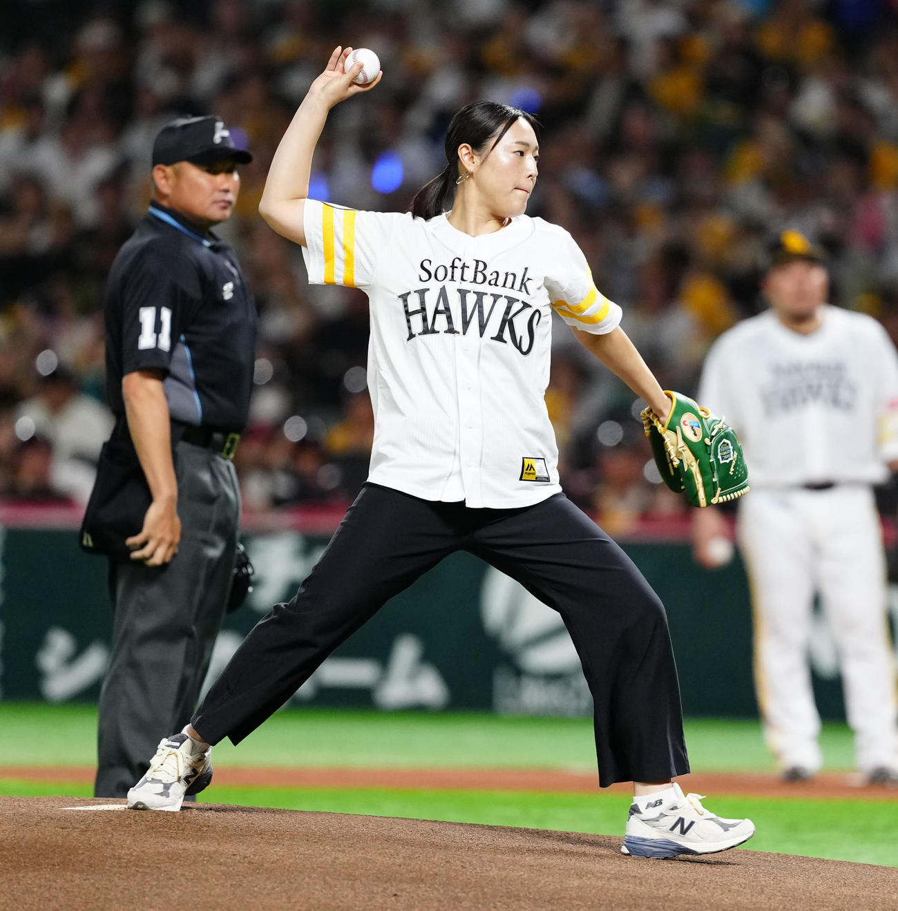 ソフトバンク対DeNA　試合前、始球式に臨むフェンシング女子の福島（撮影・江口和貴）