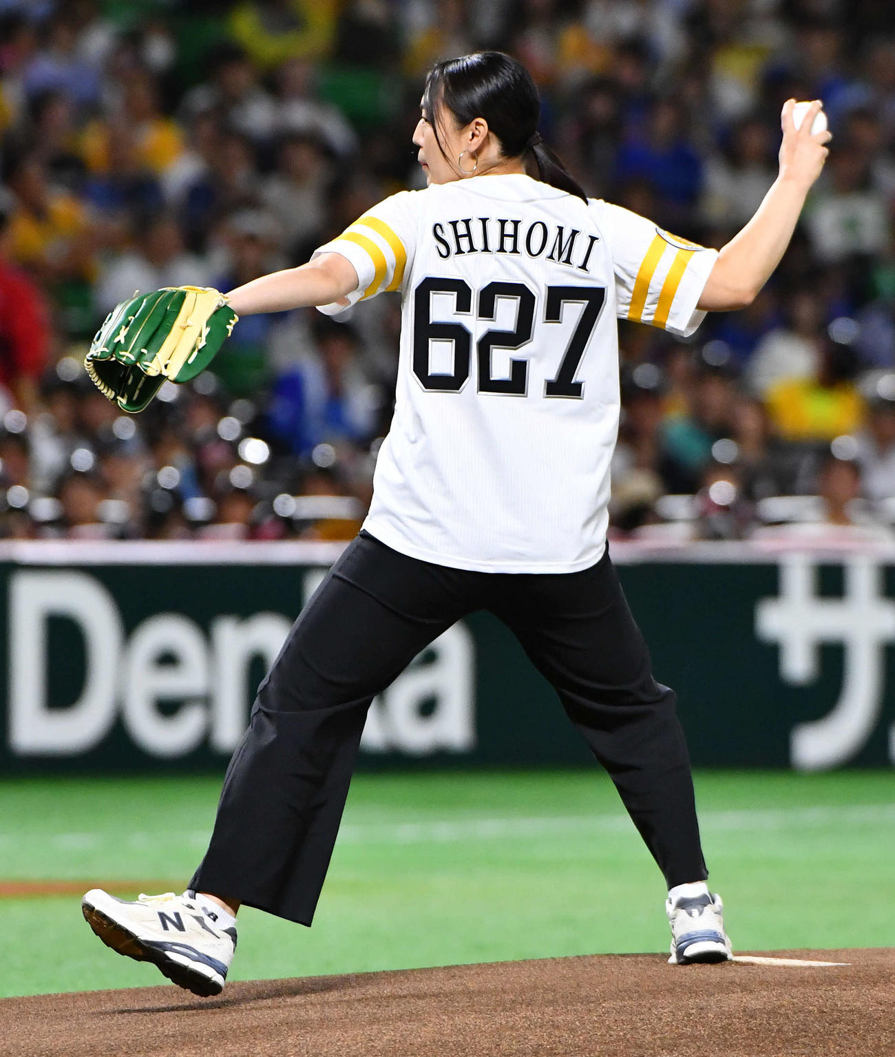 ソフトバンク対DeNA　始球式を行う、パリ五輪フェンシング女子サーブル団体銅メダリストの福島史帆実（撮影・岩下翔太）