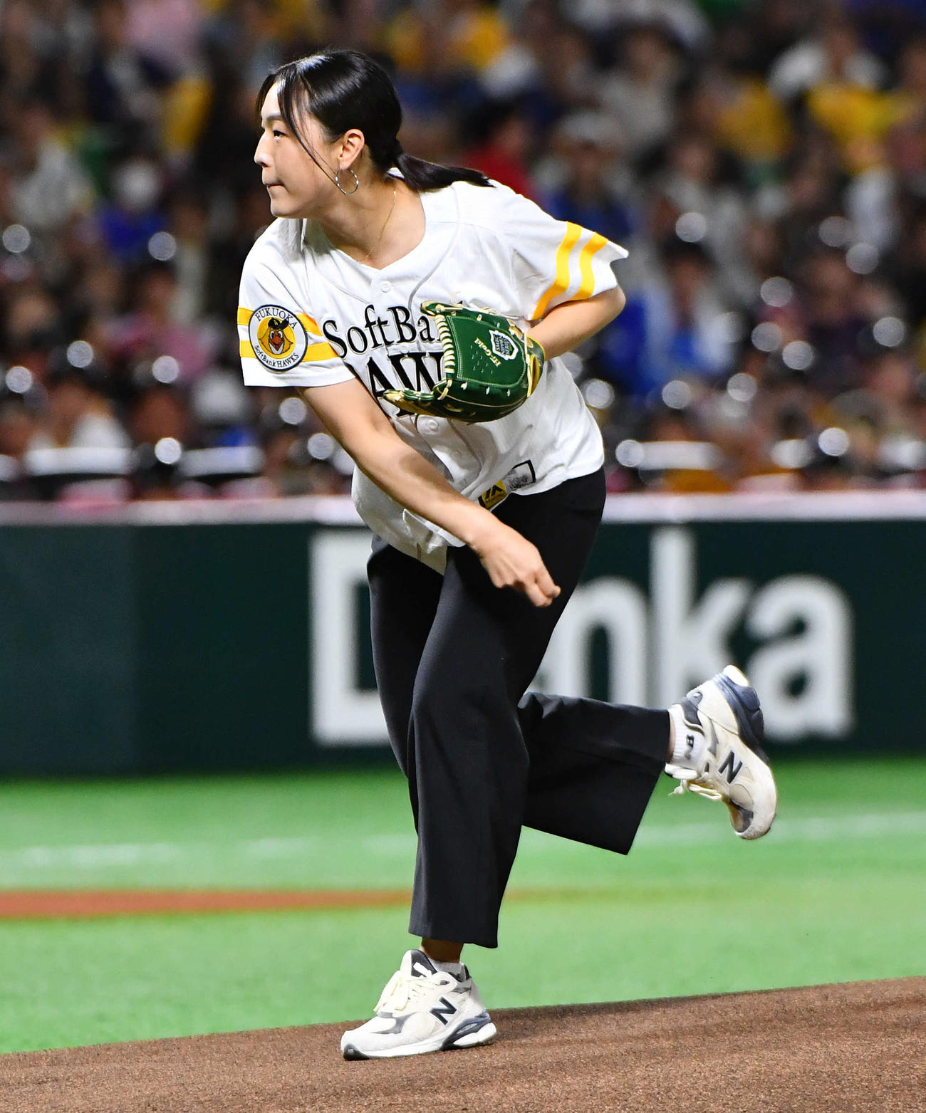 ソフトバンク対DeNA　始球式を行う、パリ五輪フェンシング女子サーブル団体銅メダリストの福島史帆実（撮影・岩下翔太）
