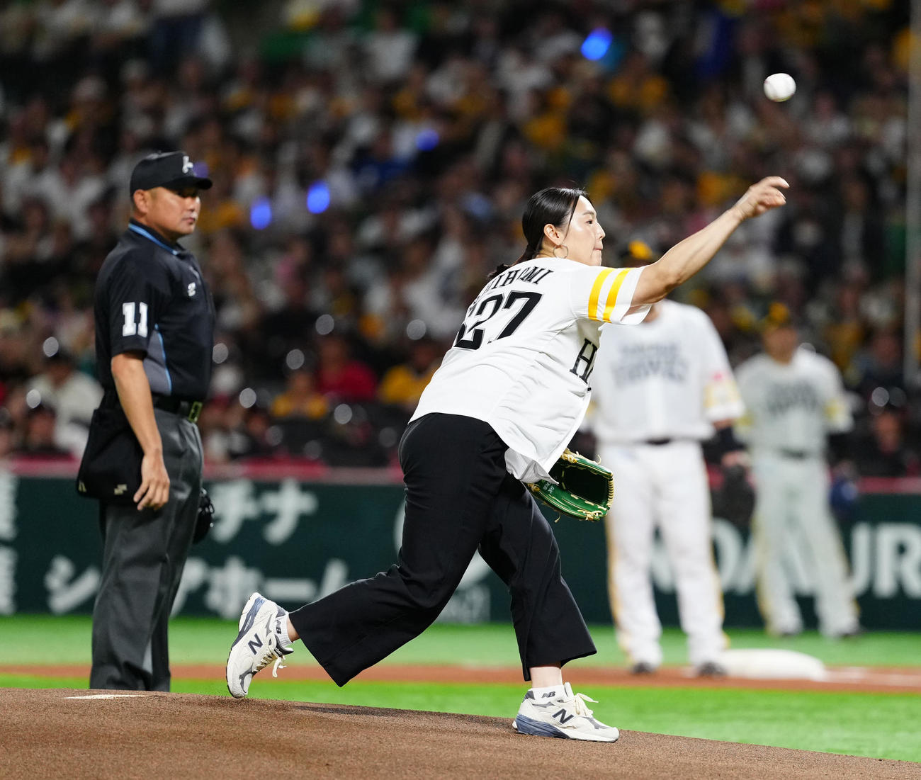 ソフトバンク対DeNA　試合前、始球式に臨むフェンシング女子の福島（撮影・江口和貴）
