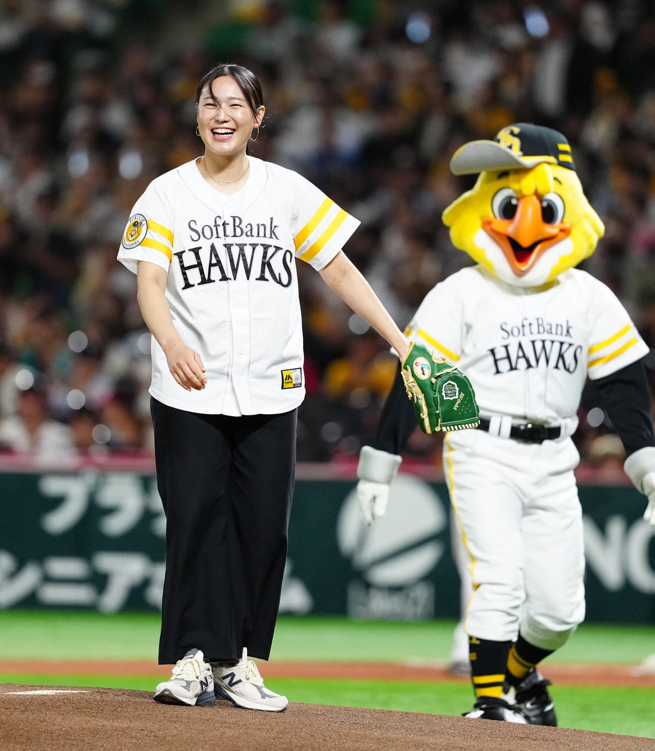ソフトバンク対DeNA　試合前、始球式に臨み笑顔を見せるフェンシング女子の福島（撮影・江口和貴）