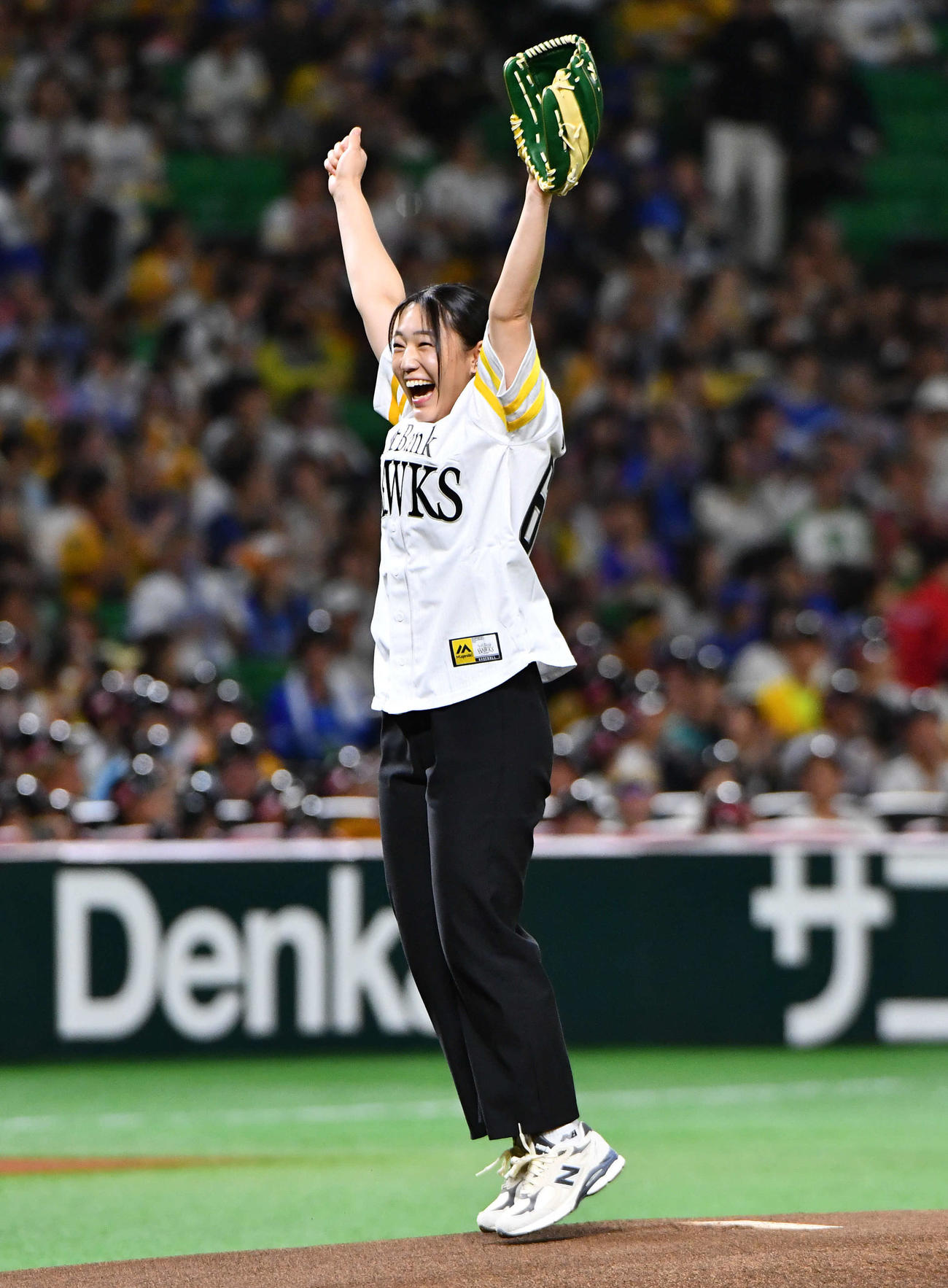 ソフトバンク対DeNA　始球式で投球しガッツポーズする、パリ五輪フェンシング女子サーブル団体銅メダリストの福島史帆実（撮影・岩下翔太）