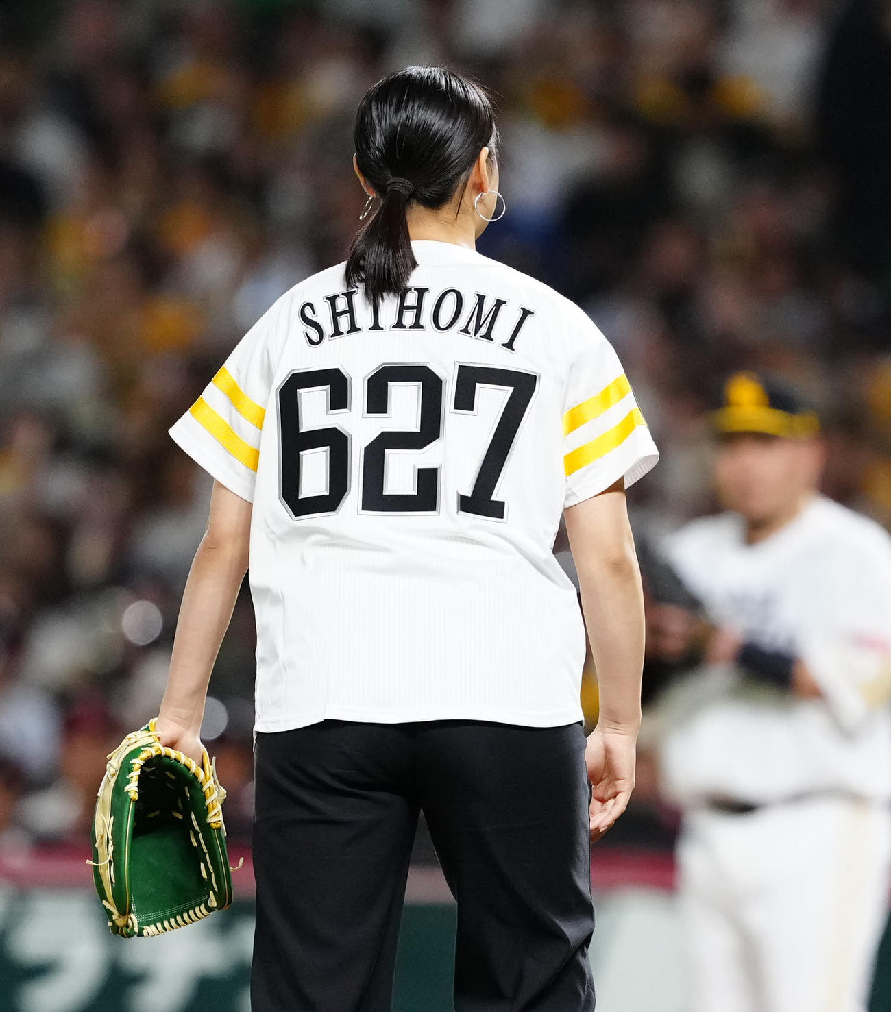 ソフトバンク対DeNA　試合前、始球式に臨んだフェンシング女子の福島の背番号は「627」（撮影・江口和貴）