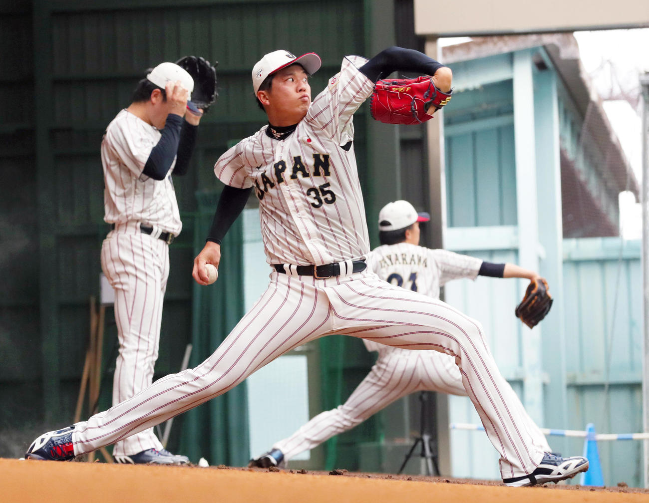 ブルペンで投球する阪神才木（撮影・上山淳一）