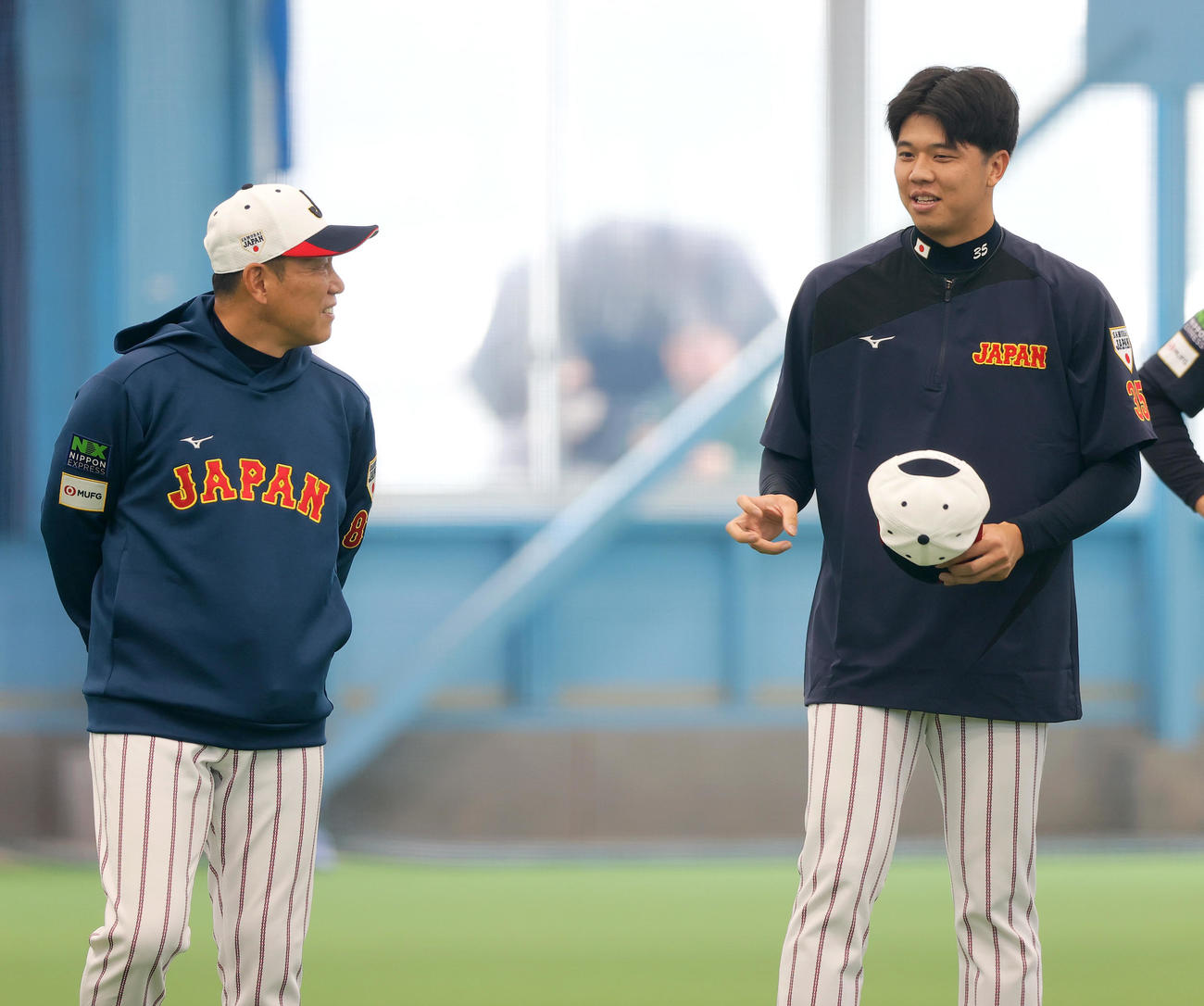 井端監督（左）と話す阪神才木（撮影・上山淳一）
