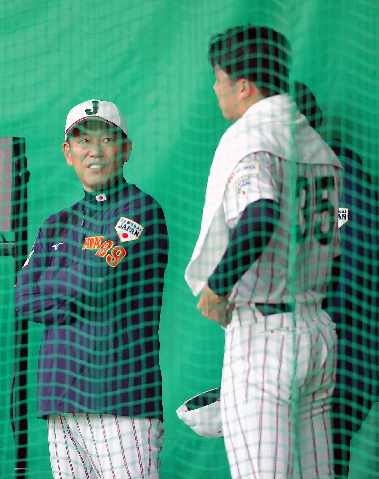 ブルペンで投球を終えた阪神才木（右）に話す井端監督（撮影・上山淳一）