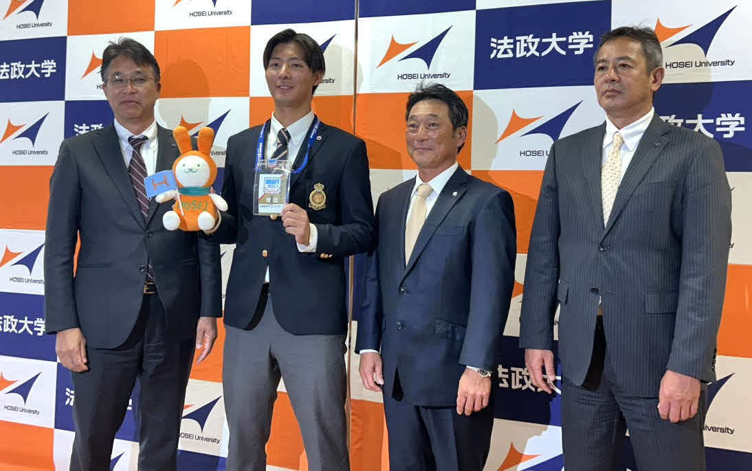 日本ハム6位指名のあいさつを受けた法大・山城航太郎投手（左から2人目）。（左から）大渕隆GM補佐兼スカウト部長、大島公一監督（右から2人目）高橋憲幸スカウト（撮影・佐瀬百合子）