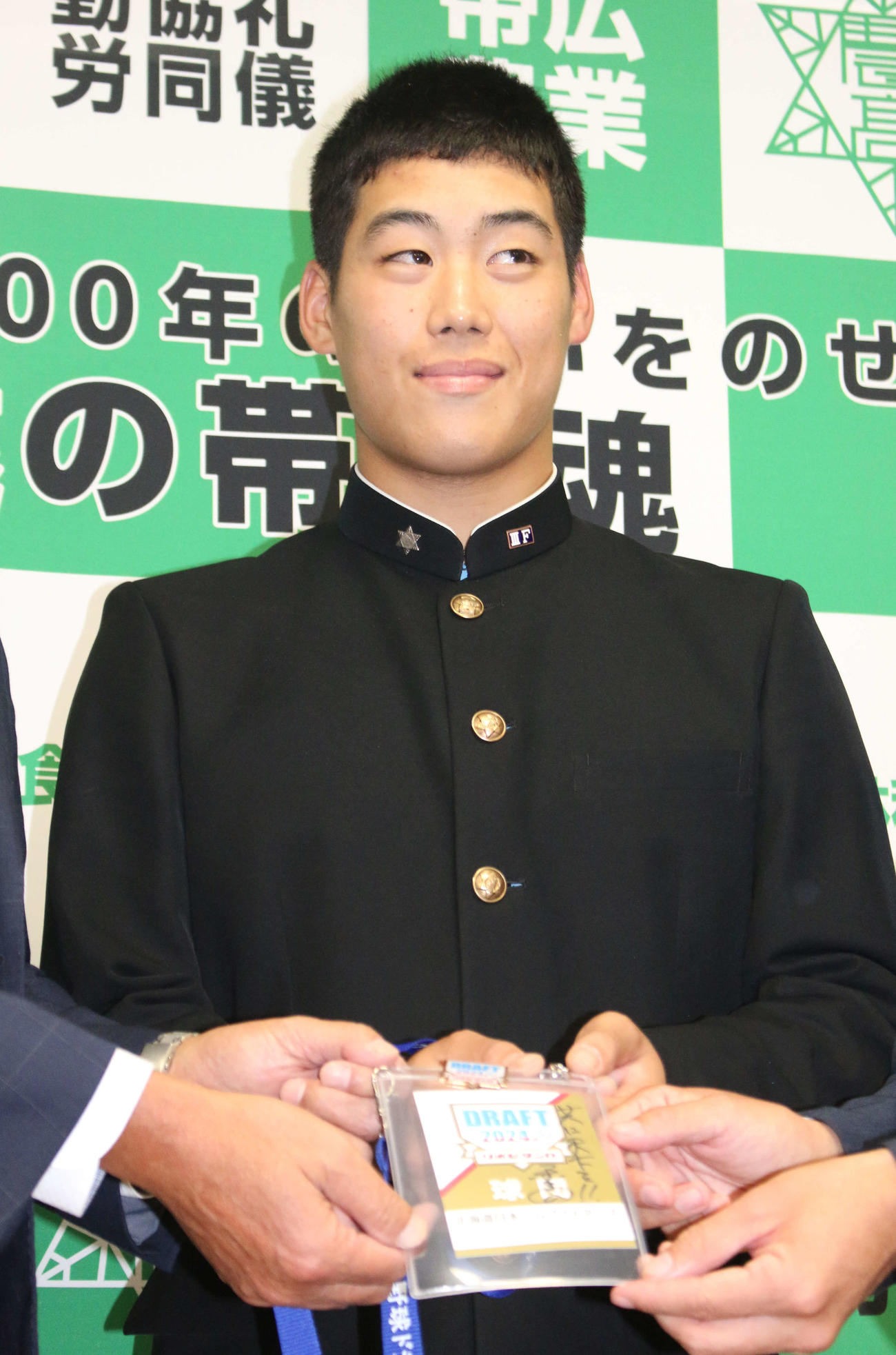 日本ハムから指名あいさつを受けた育成2位の帯広農・渋谷は栗山CBO直筆「共に天下を！！」と書かれたドラフト会場のパスを手に笑顔（撮影・木下大輔）