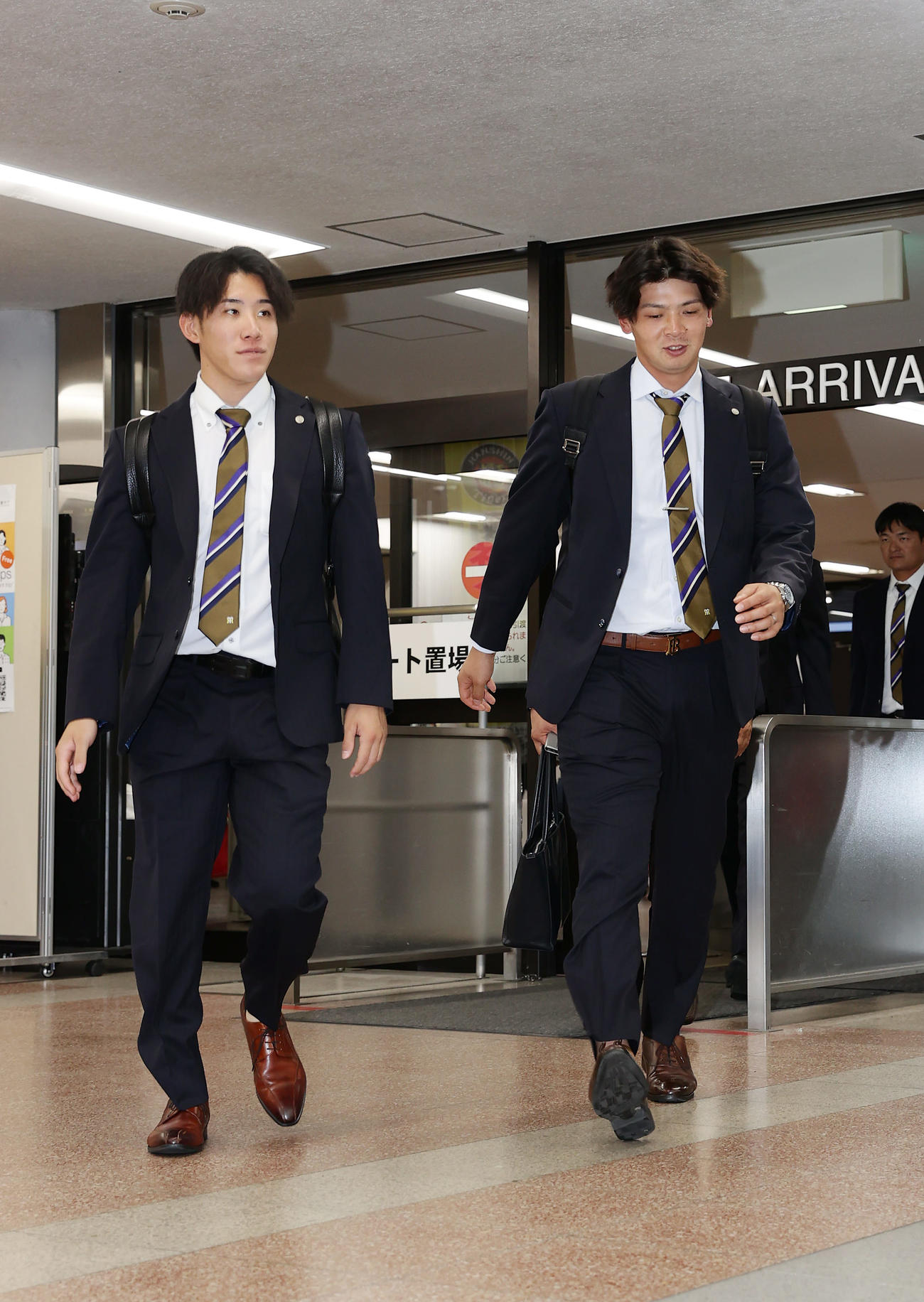 高知龍馬空港に到着した阪神富田（左）と井上（撮影・前田充）