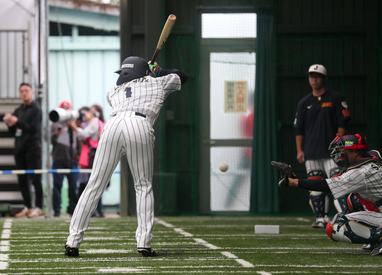 ブルペンで投げる楽天早川の球を見る阪神森下翔太（撮影・上山淳一）