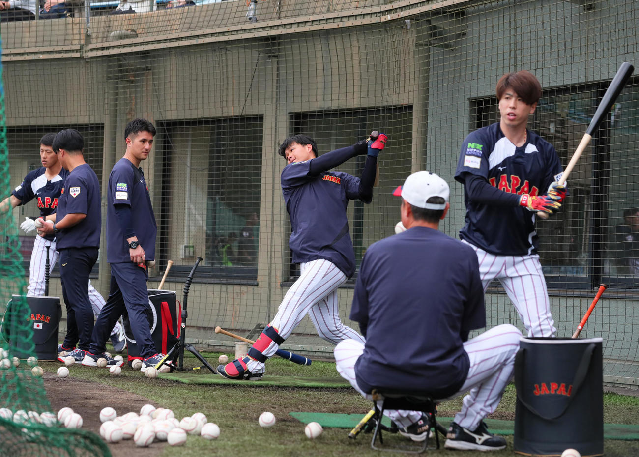 ティー打撃する阪神森下（右から3人目）。右は日本ハム五十幡、左は楽天辰己（撮影・上山淳一）