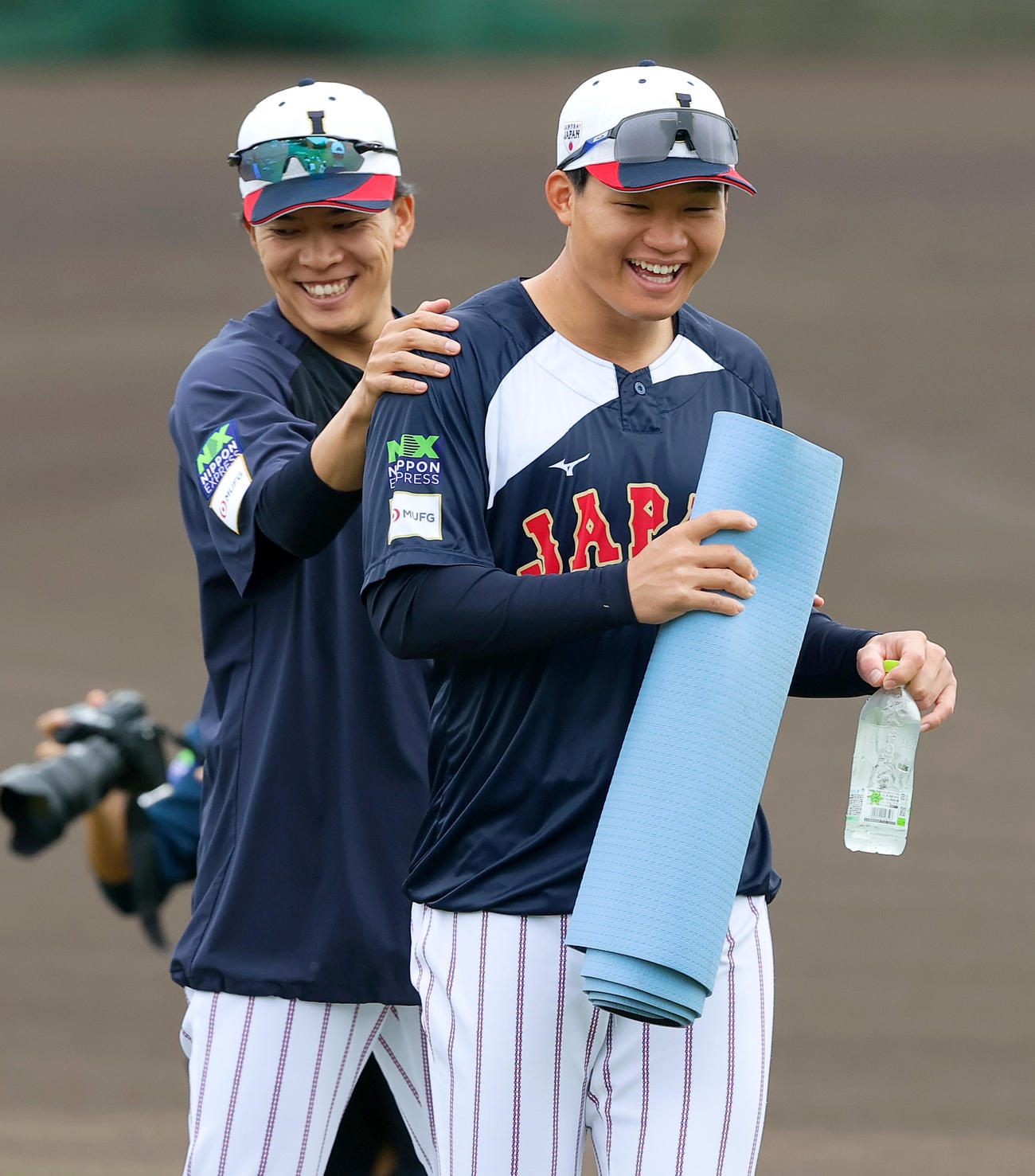楽天早川（左）と笑顔で話す阪神森下（撮影・上山淳一）