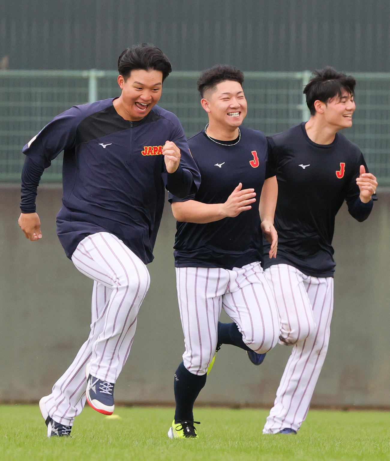 外野でダッシュする、左から阪神森下、西武古賀、日本ハム清宮（撮影・上山淳一）