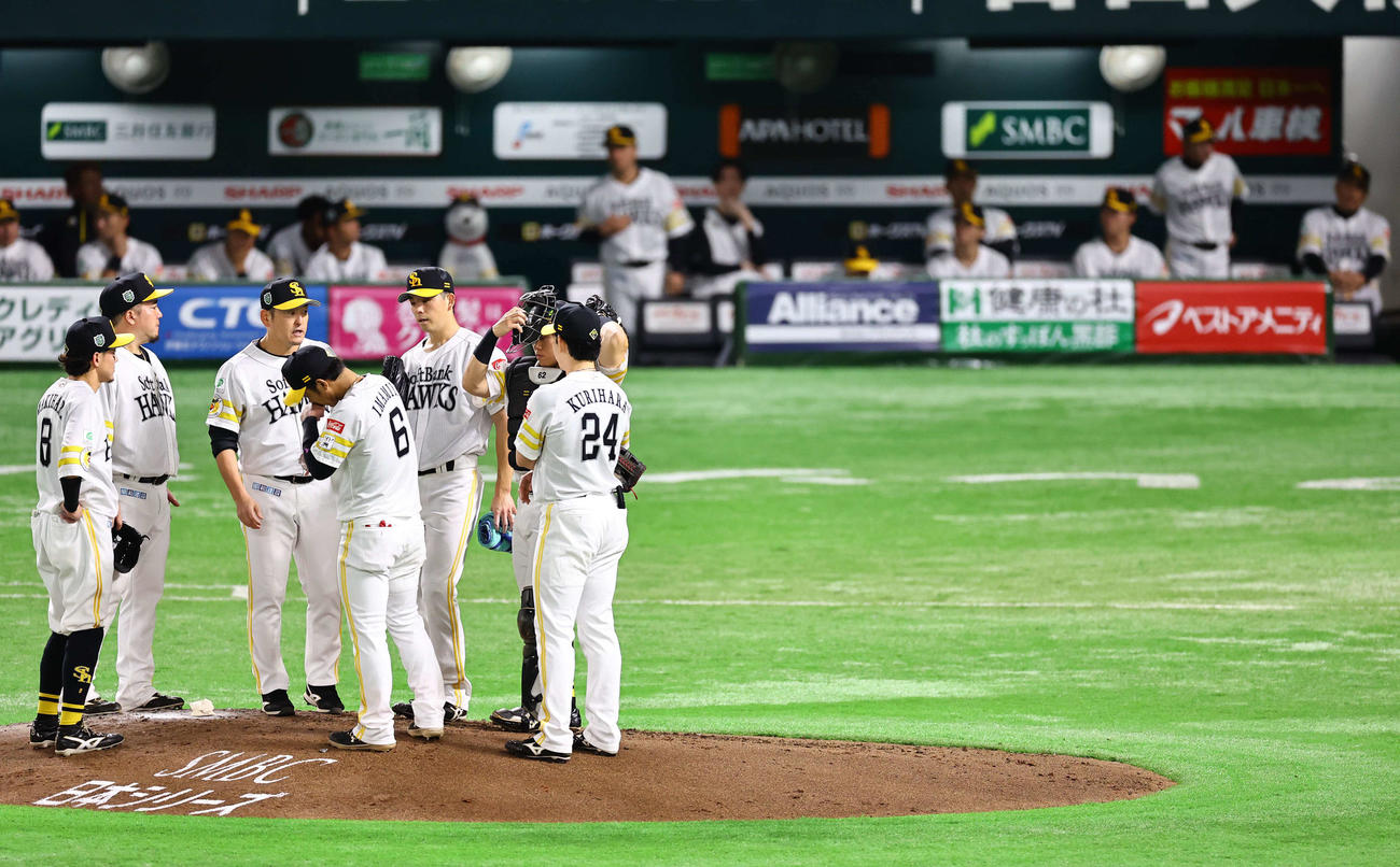 ソフトバンク対DeNA 2回、満塁のピンチを背負った大関（右から3人目）はナインに声を掛けられる（撮影・上田博志）