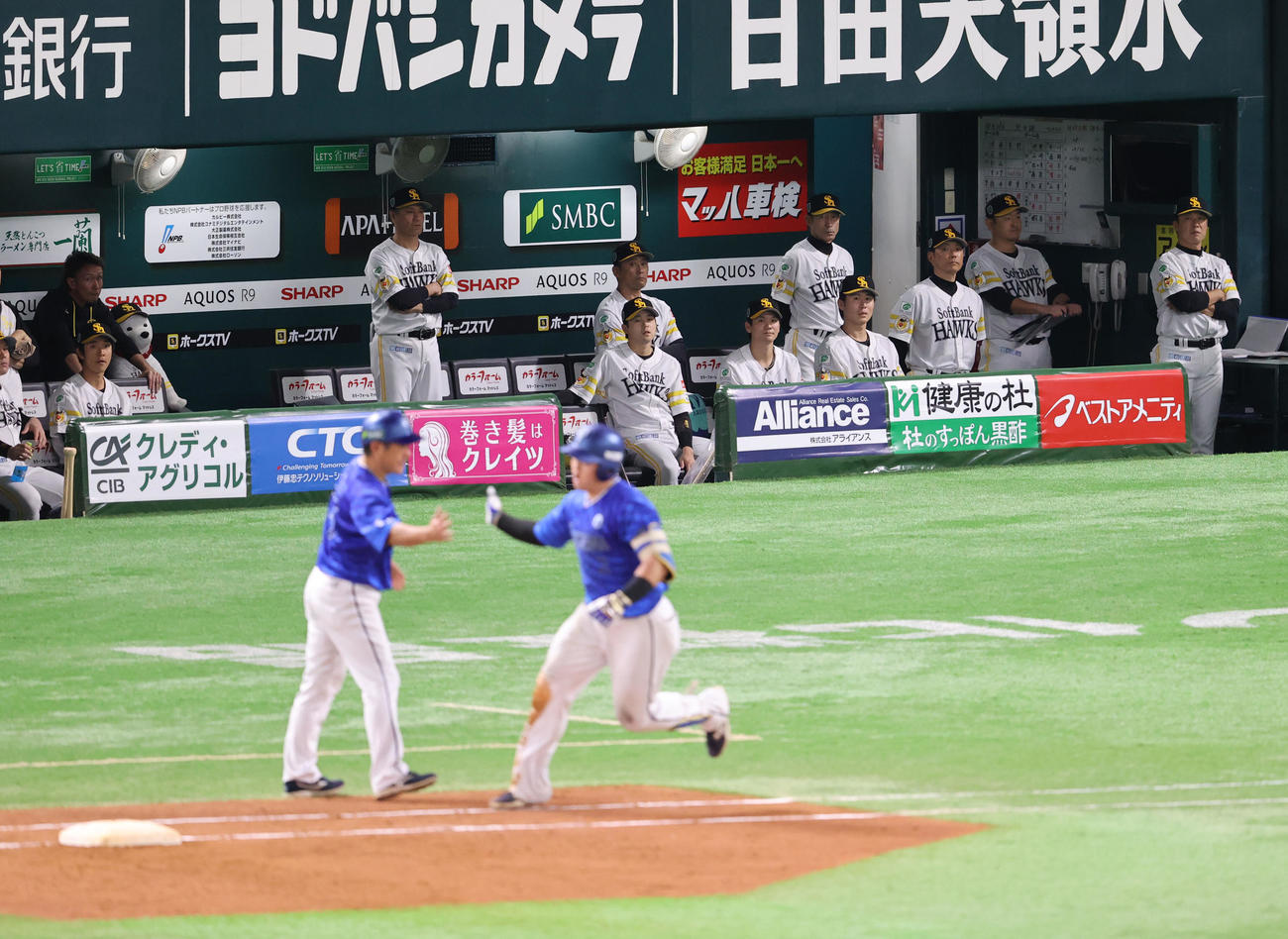 ソフトバンク対DeNA 4回表DeNA無死一、二塁、牧の左越え3点本塁打で厳しい表情になる小久保監督（撮影・梅根麻紀）