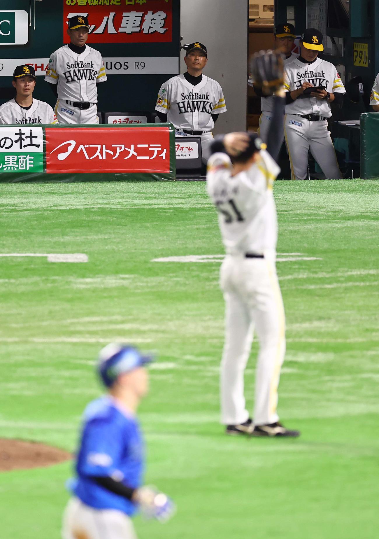 ソフトバンク対DeNA 4回表DeNA無死一、二塁、小久保監督（ベンチ右から2人目）は牧に左越え3点本塁打を浴びる。投手は前田（撮影・上田博志）