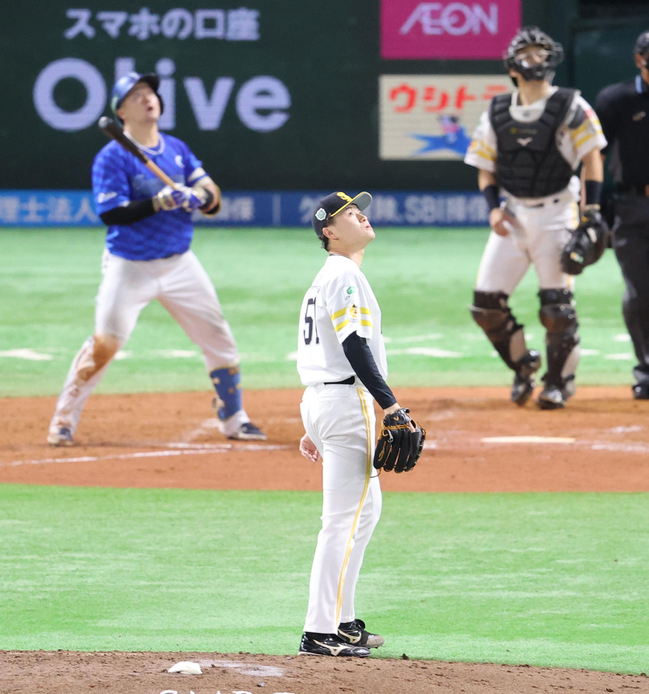 ソフトバンク対DeNA 4回表DeNA無死一、二塁、牧に左越え3点本塁打を浴びた前田純（撮影・梅根麻紀）