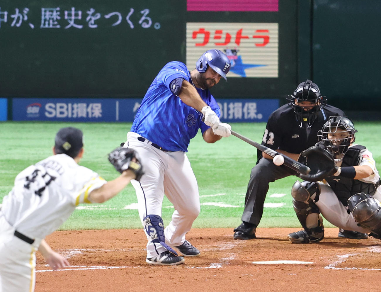ソフトバンク対DeNA 3回表DeNA1死一塁、フォードは右前安打を放つ（撮影・梅根麻紀）