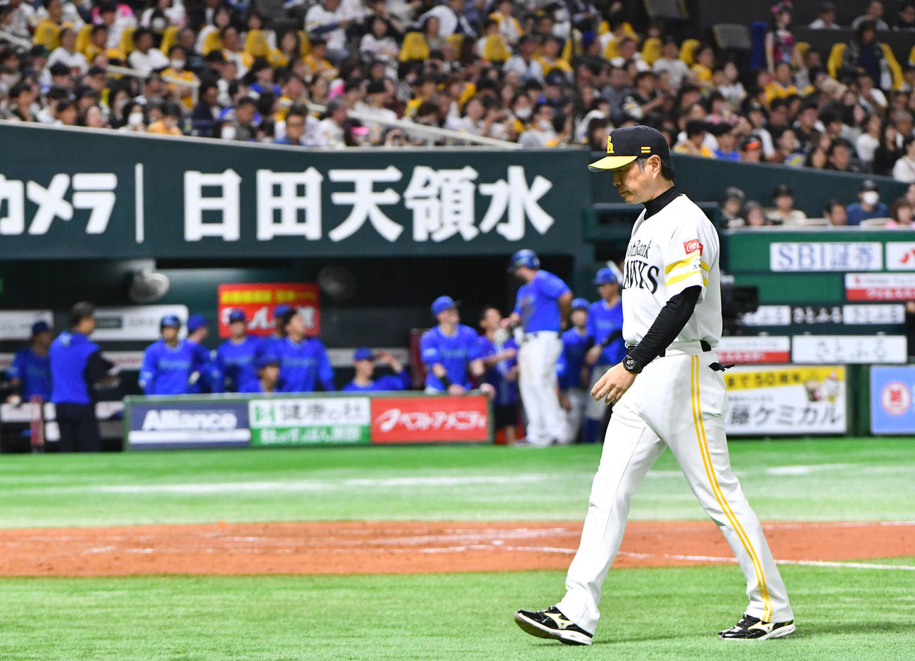 ソフトバンク対DeNA 3回表、筒香に先制打を打たれて投手交代、厳しい表情でマウンドからベンチへ戻る小久保監督（撮影・岩下翔太）