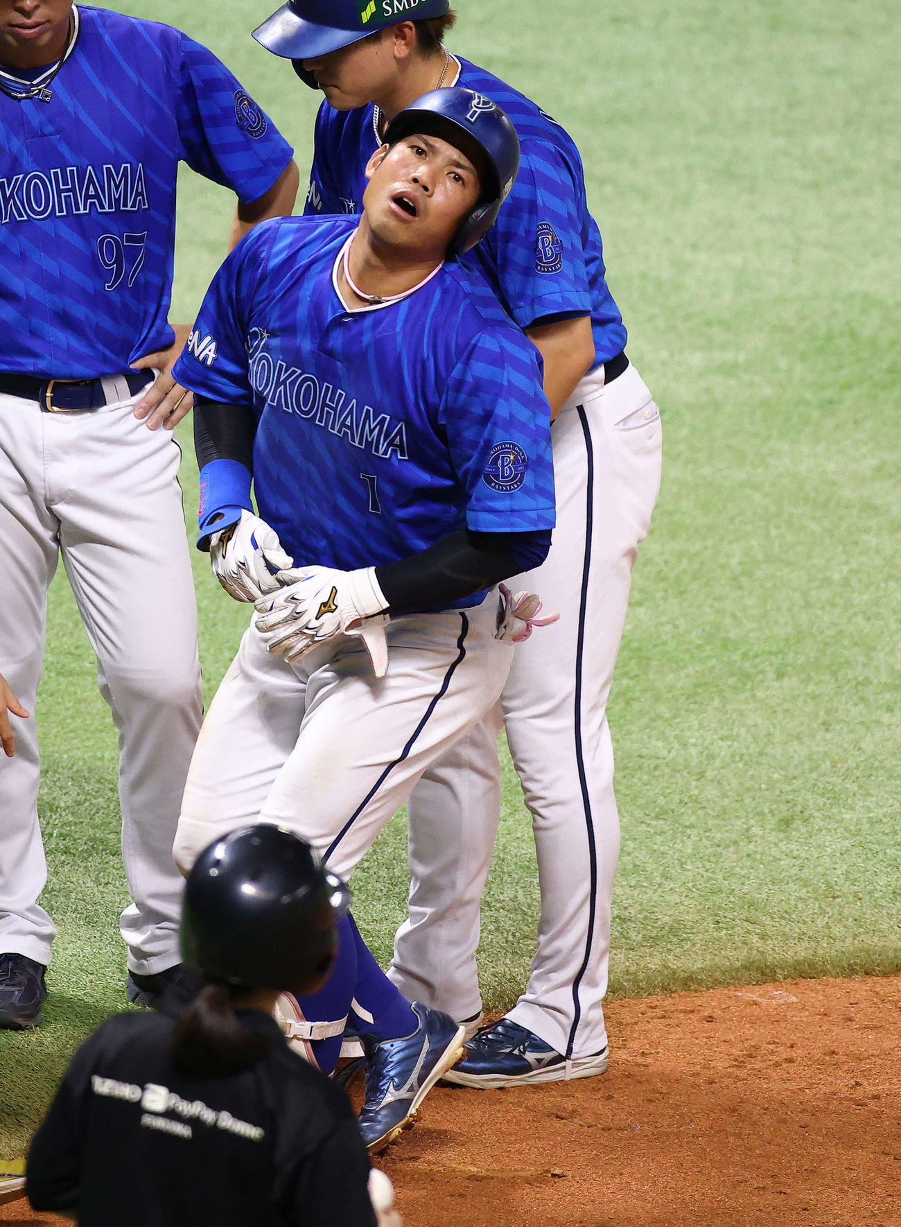 ソフトバンク対DeNA 9回表DeNA2死満塁、死球を受ける桑原（撮影・河田真司）