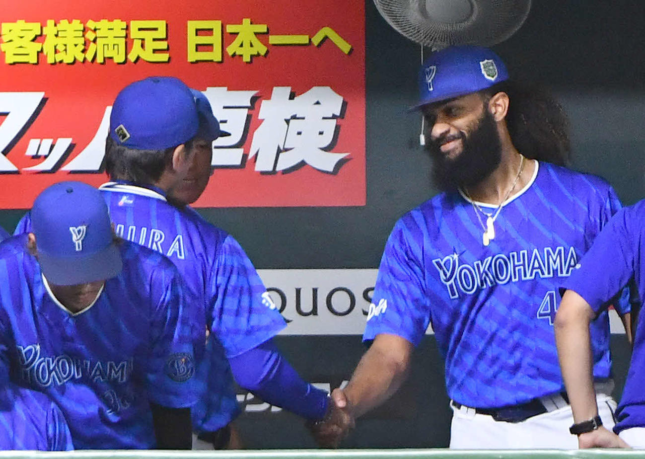ソフトバンク対DeNA 7回裏終了後、ベンチで三浦監督（左）と笑顔で握手を交わすジャクソン（撮影・岩下翔太）