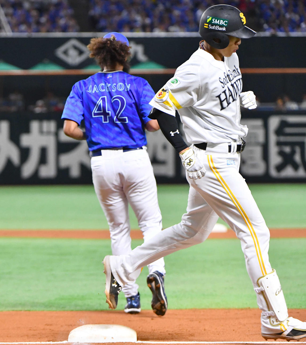 ソフトバンク対DeNA 6回裏ソフトバンク1死、一ゴロに倒れた柳田（右）。左はジャクソン（撮影・岩下翔太）