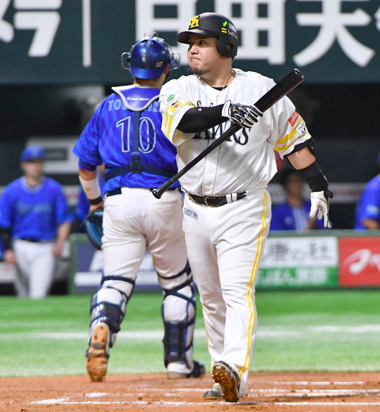 ソフトバンク対DeNA 6回裏ソフトバンク2死一塁、空振り三振に倒れ、悔しそうな表情を見せる山川（撮影・岩下翔太）