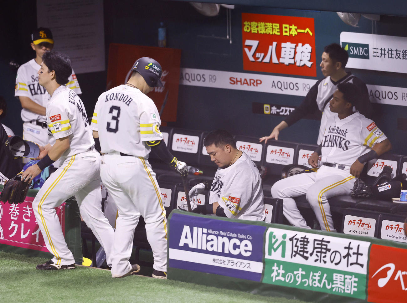 ソフトバンク対DeNA 8回裏ソフトバンク2死一塁、三振に倒れ、ベンチに戻った山川（中央）、左から栗原、近藤（撮影・藤尾明華）