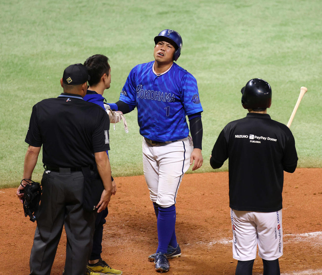 ソフトバンク対DeNA 9回表DeNA2死満塁、死球を受ける桑原（撮影・河田真司）