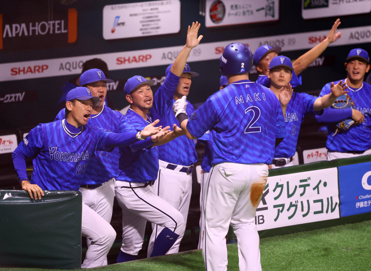 ソフトバンク対DeNA　3回表DeNA2死一、二塁、筒香の中前適時打で生還した牧を出迎える三浦監督（左端）（撮影・藤尾明華）
