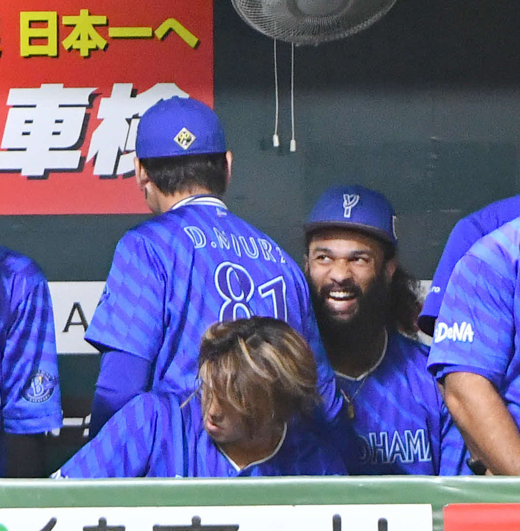 ソフトバンク対DeNA 7回裏終了後、ベンチで三浦監督（左）と笑顔で話すジャクソン（撮影・岩下翔太）