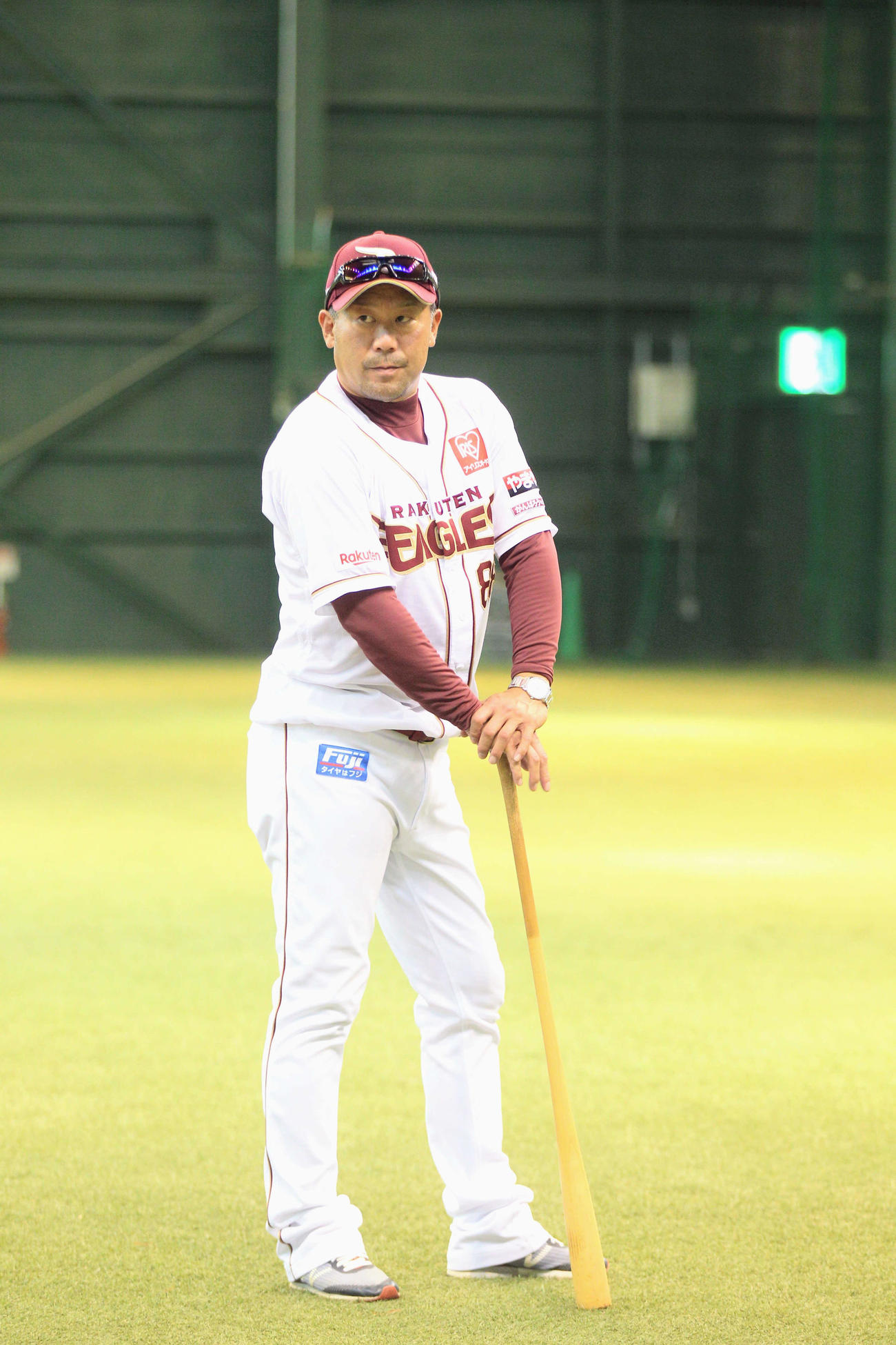 室内練習場で指導にあたる楽天・三木監督（撮影・高橋香奈）