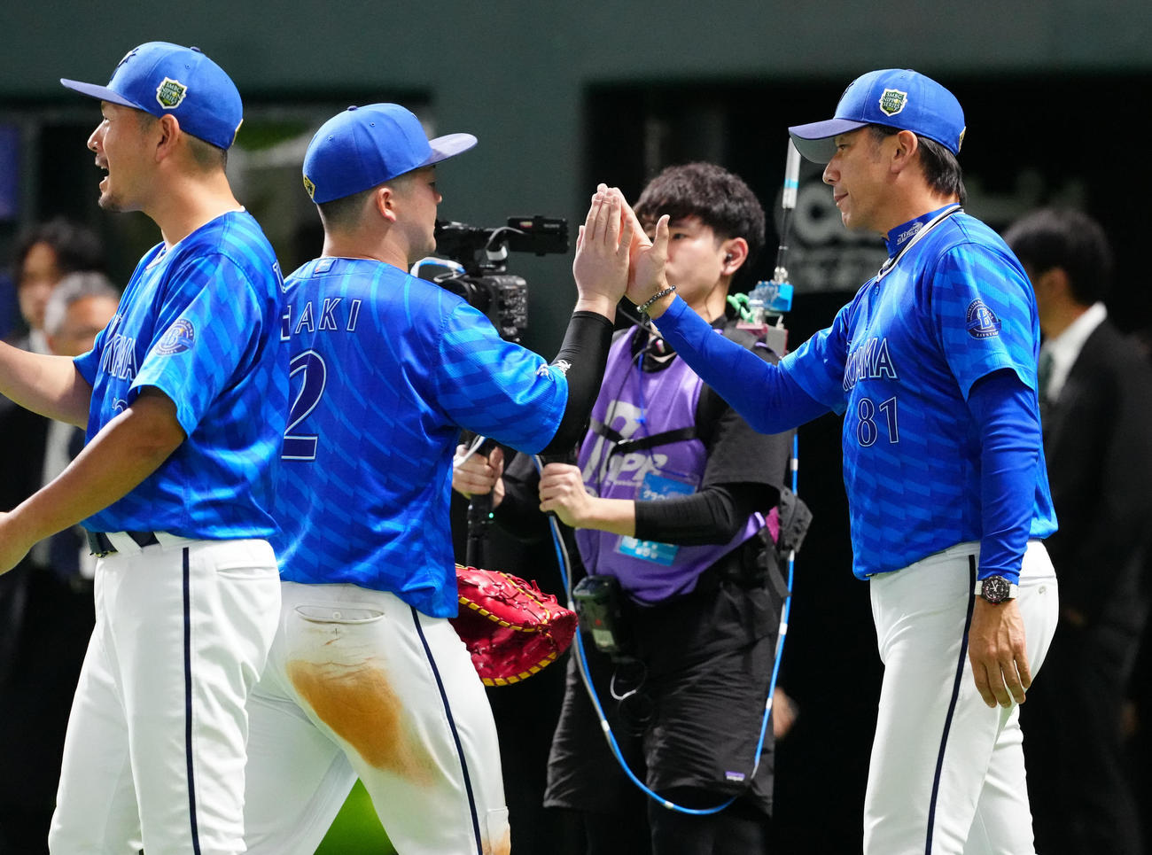 ソフトバンク対DeNA　試合後、DeNA牧（中央）とタッチを交わす三浦監督（撮影・江口和貴）