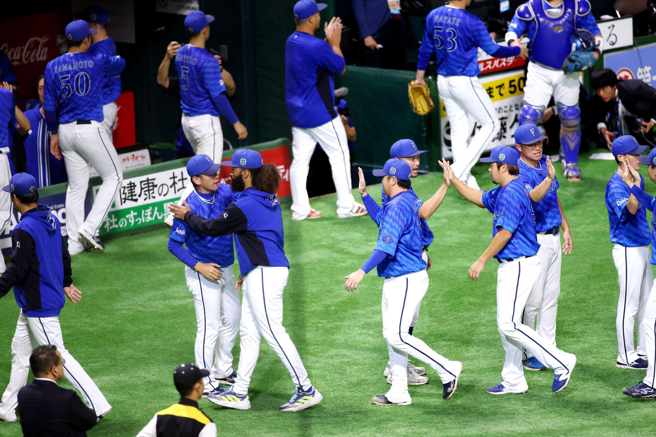 ソフトバンク対DeNA　ソフトバンクに勝利し、ナインを迎えるDeNA三浦監督（左から2人目）（撮影・河田真司）