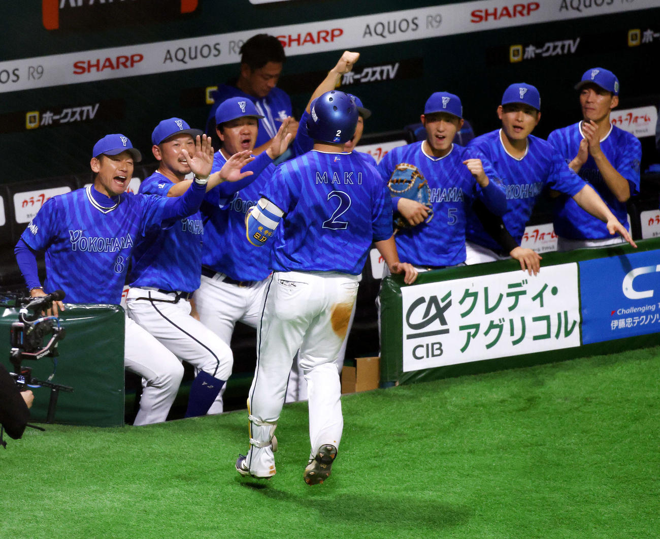 ソフトバンク対DeNA 4回表DeNA無死一、二塁、左越え3点本塁打で生還する牧（中央）を迎える三浦監督（撮影・河田真司）