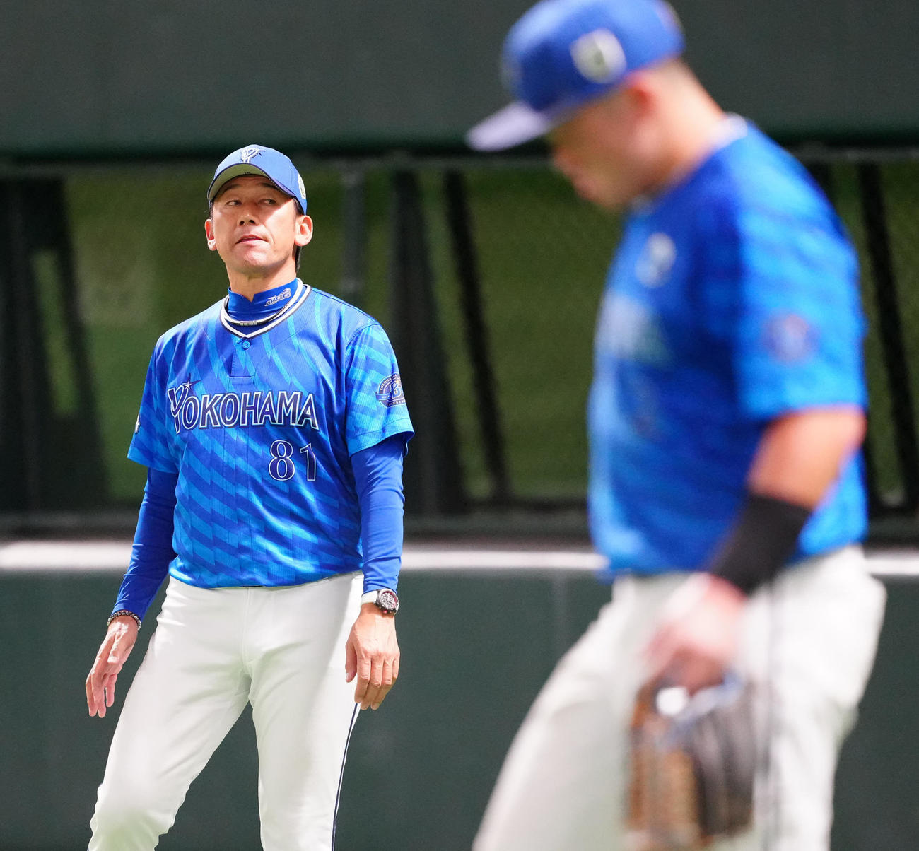 ソフトバンク対DeNA 8回裏開始前、選手交代を告げベンチに引き揚げるDeNA三浦監督（撮影・江口和貴）