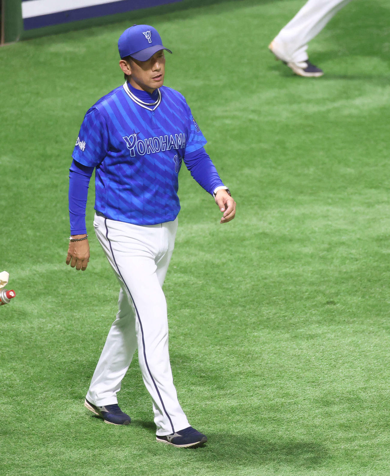 ソフトバンク対DeNA 8回表を終え、選手交代を告げる三浦監督（撮影・河田真司）