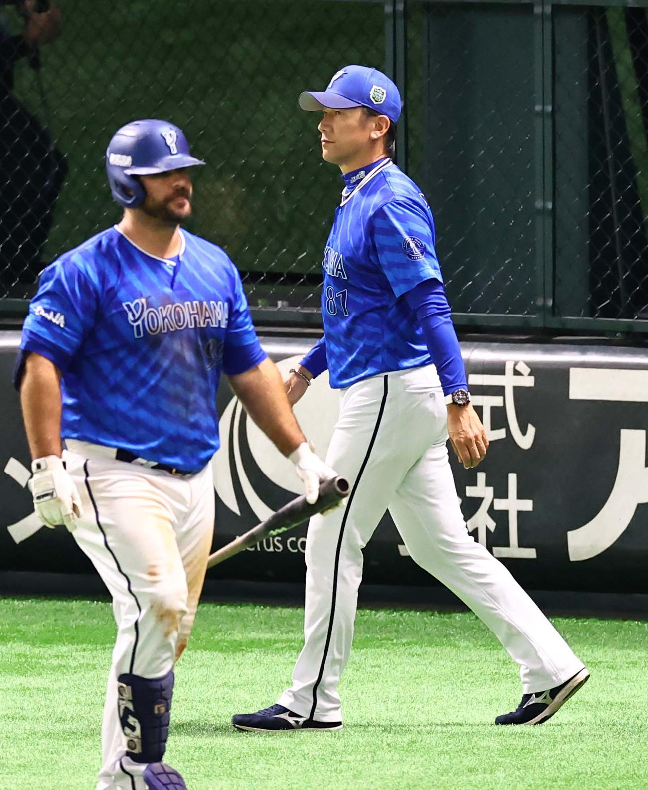 ソフトバンク対DeNA　選手交代を告げにベンチを出る三浦監督（撮影・上田博志）
