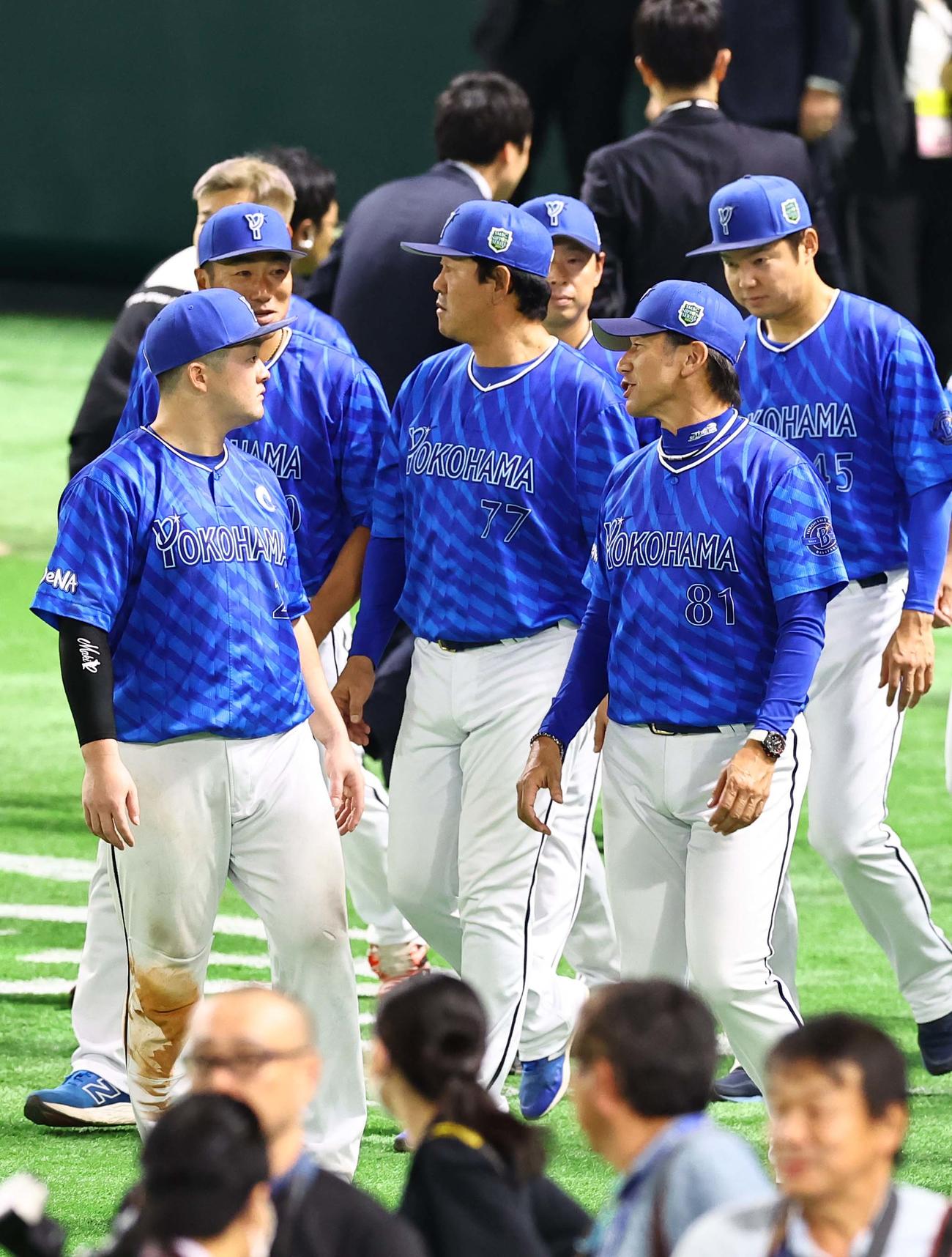 ソフトバンク対DeNA　牧（左）と話しながらファンのあいさつへ向かう三浦監督（撮影・上田博志）