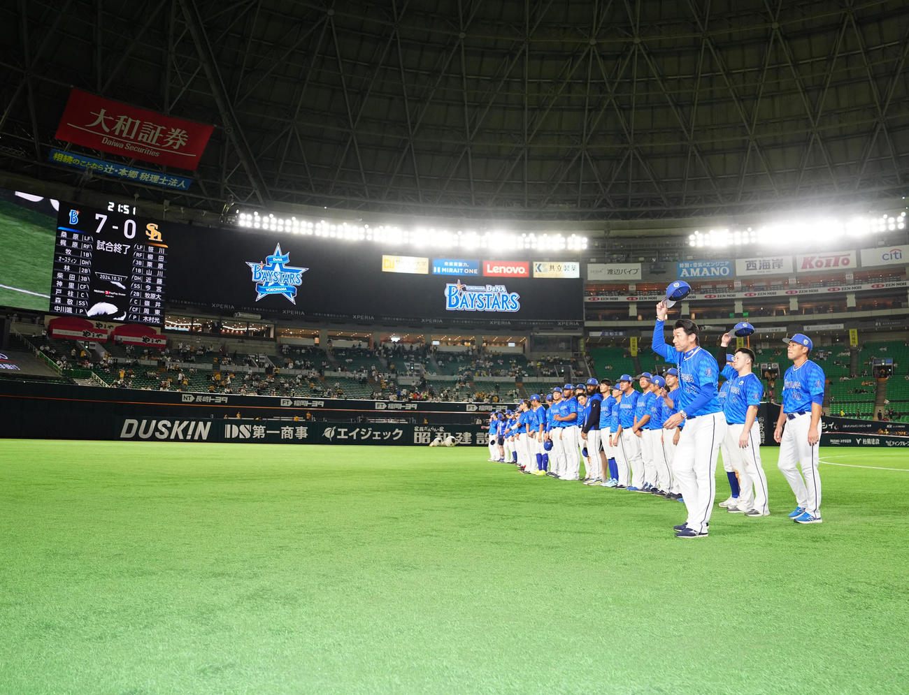 ソフトバンク対DeNA　試合後、ファンにあいさつするDeNA三浦監督（手前）ら（撮影・江口和貴）