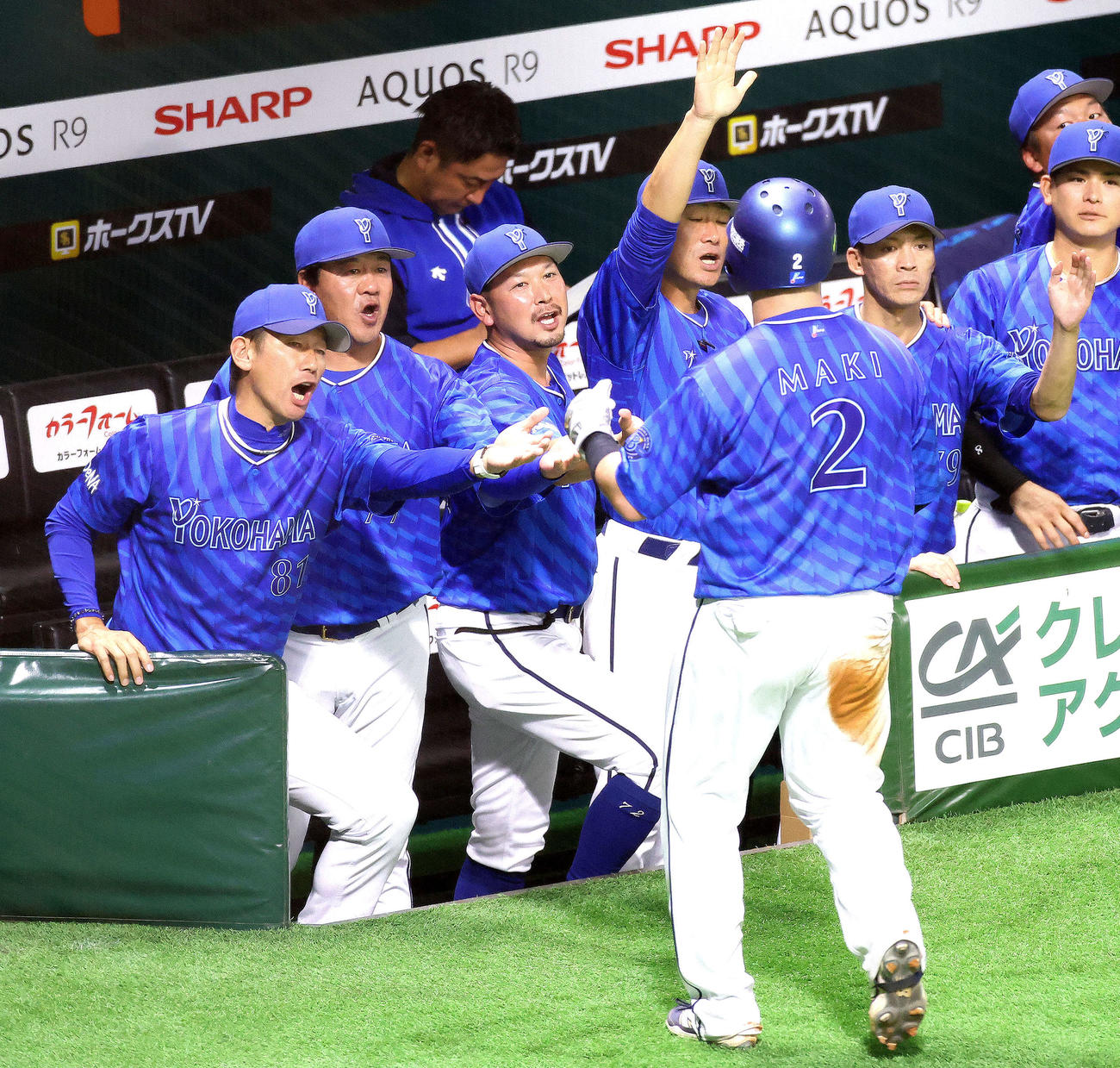 ソフトバンク対DeNA 3回表DeNA2死一、二塁、筒香の中前先制適時打で生還する牧（手前右）を迎える三浦監督（撮影・河田真司）