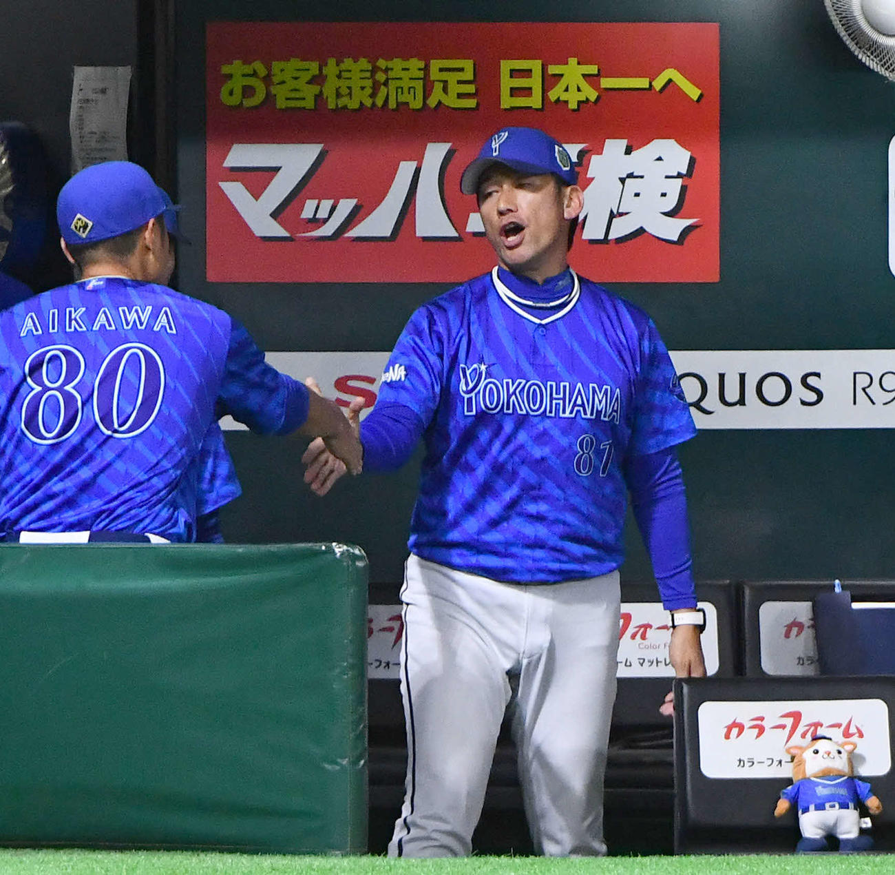 ソフトバンク対DeNA 9回裏ソフトバンク2死、牧原大を中飛に抑えて勝利し、コーチ陣と握手を交わす三浦監督（撮影・岩下翔太）