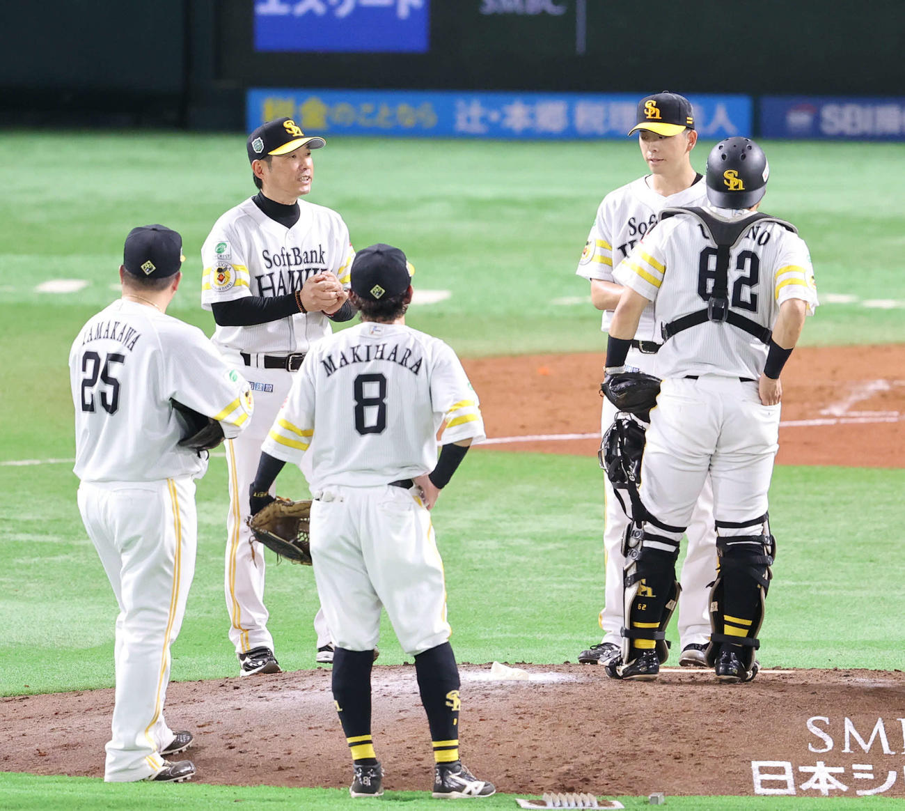 ソフトバンク対DeNA 3回途中で降板となる大関（右奥）、小久保監督自らマウンドに向かう（撮影・梅根麻紀）