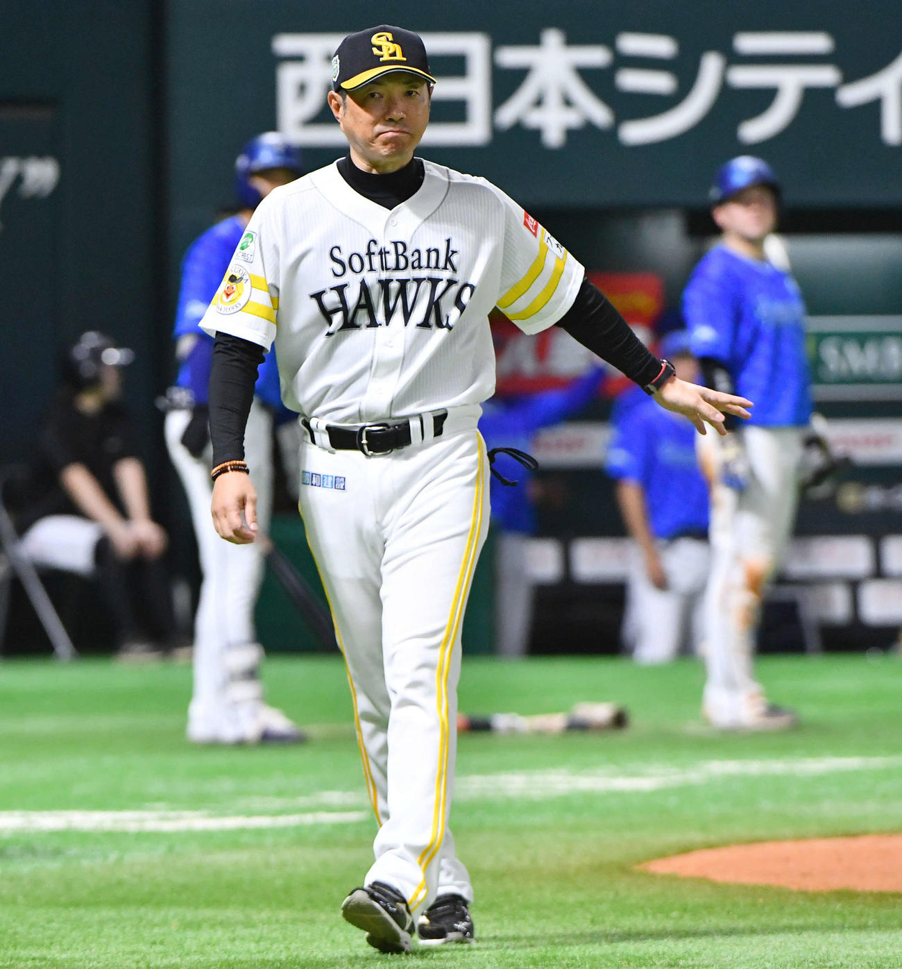 ソフトバンク対DeNA 9回表DeNA2死満塁、桑原に押し出し死球を与え、投手交代を告げてベンチへ戻る小久保監督（撮影・岩下翔太）