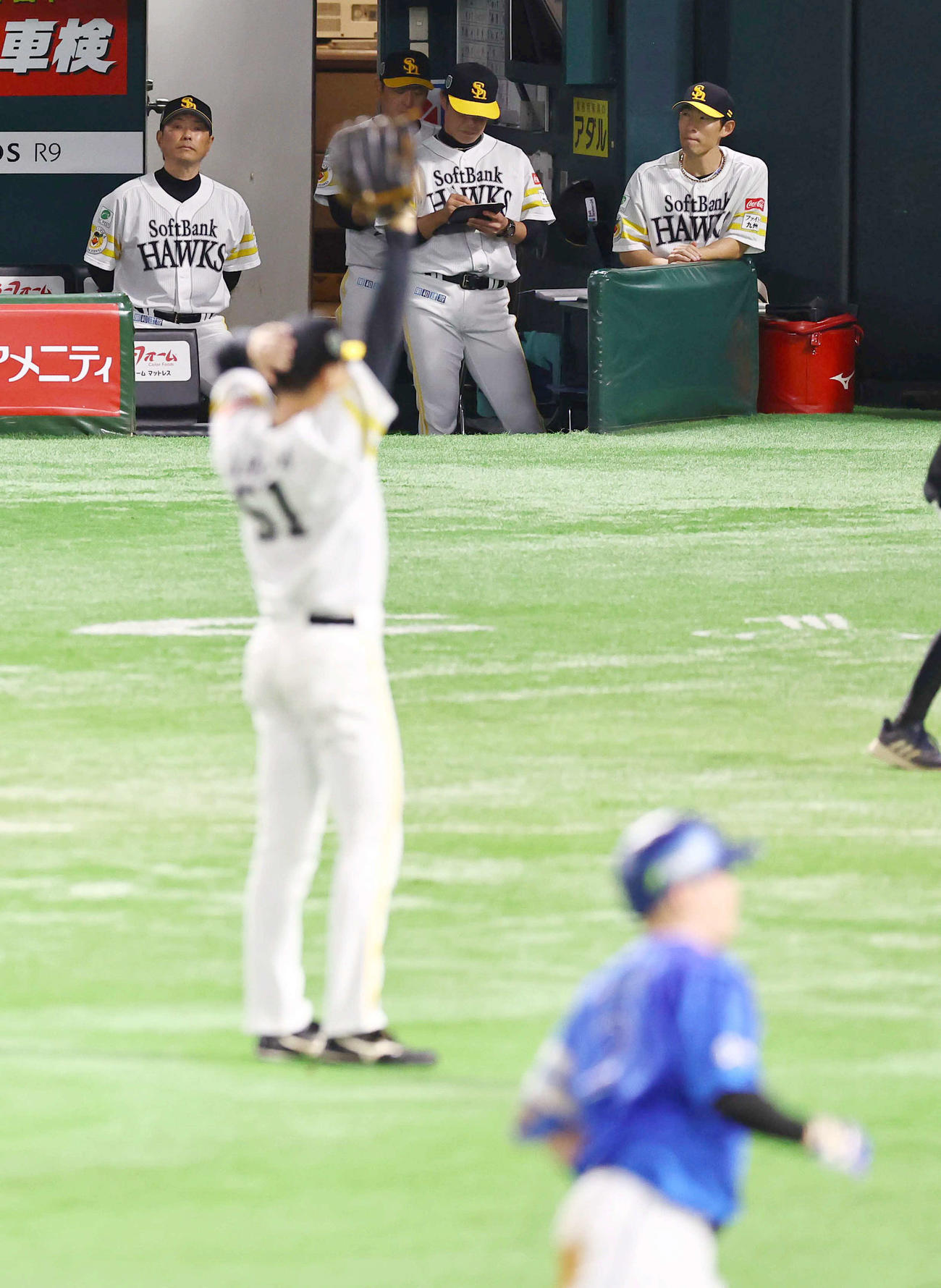 ソフトバンク対DeNA 4回表DeNA無死一、二塁、ソフトバンク小久保監督（左）は、前田純（中央）が牧（右）に3点本塁打を許し、ベンチから厳しい表情で見つめる（撮影・上田博志）