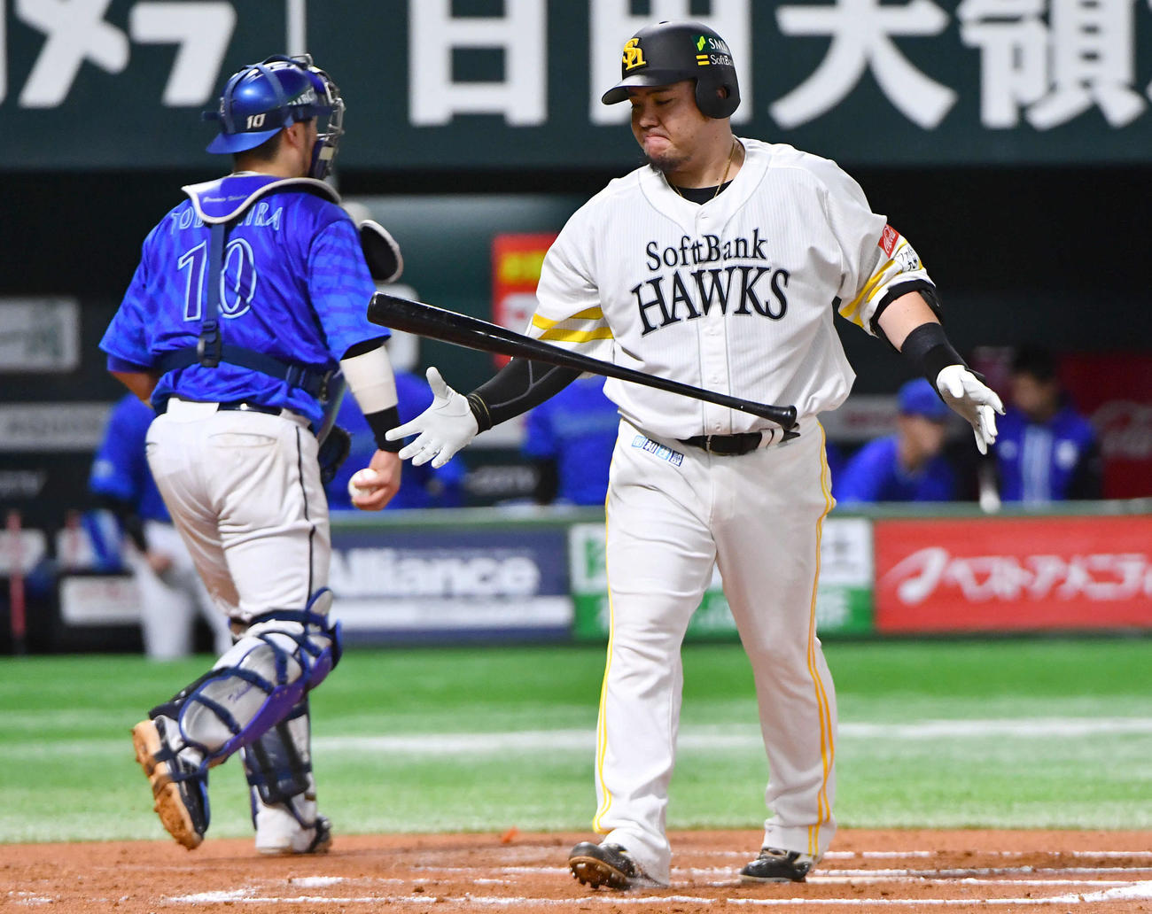 ソフトバンク対DeNA 6回裏ソフトバンク2死一塁、空振り三振に倒れ、悔しそうな表情を見せる山川（撮影・岩下翔太）