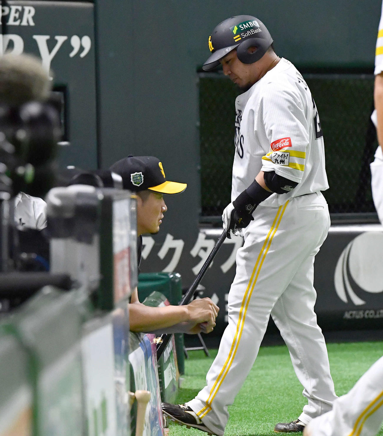 ソフトバンク対DeNA 8回裏ソフトバンク2死一塁、空振り三振に倒れ、厳しい表情でベンチへ戻る山川（撮影・岩下翔太）