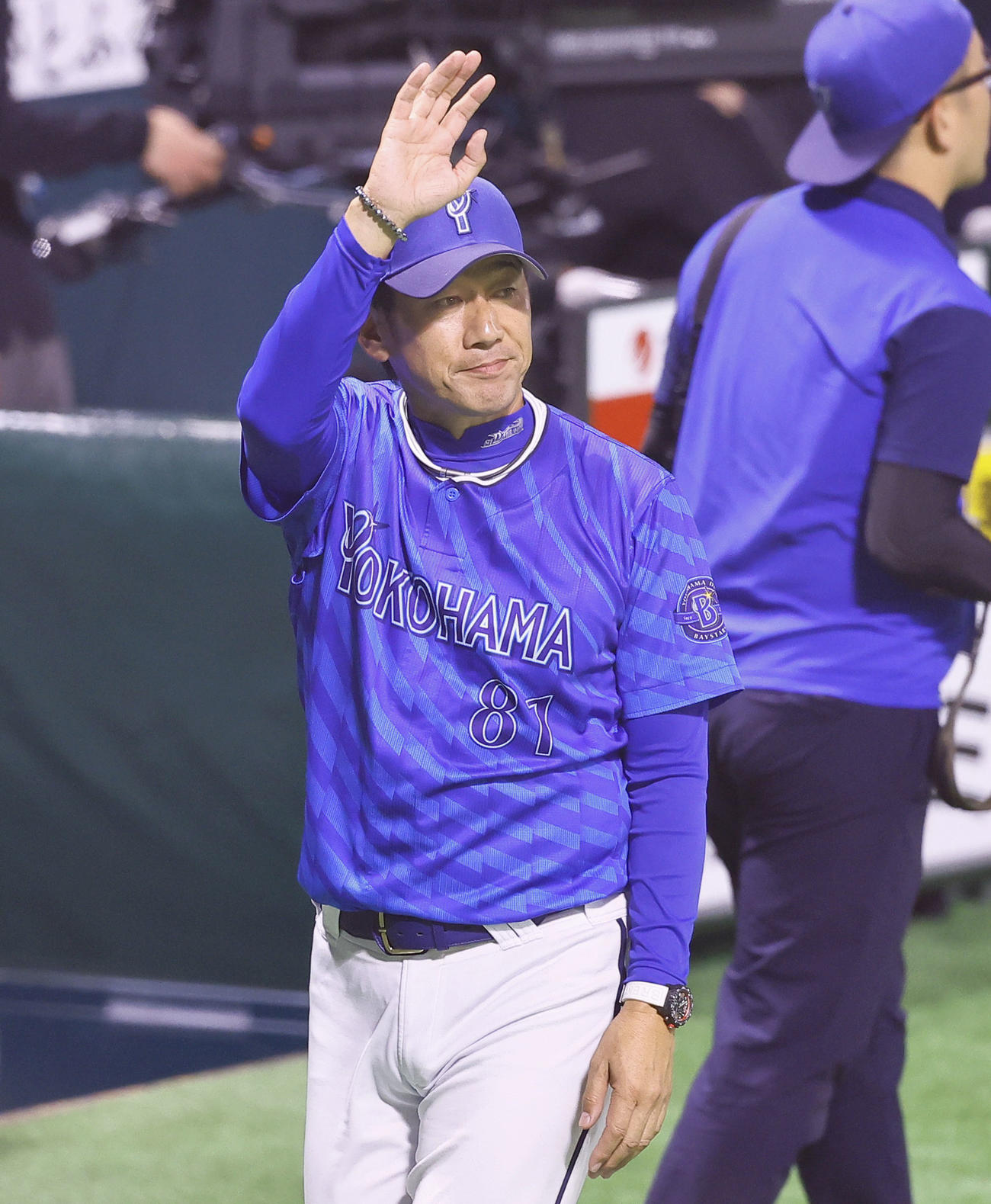 ソフトバンク対DeNA　ファンに手を振るDeNA三浦監督（撮影・藤尾明華）