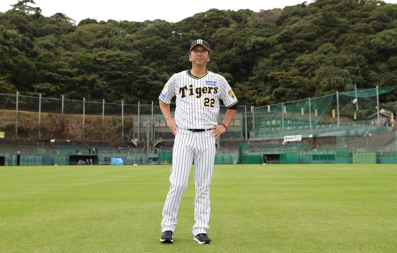 球場入りする阪神藤川監督（撮影・前田充）